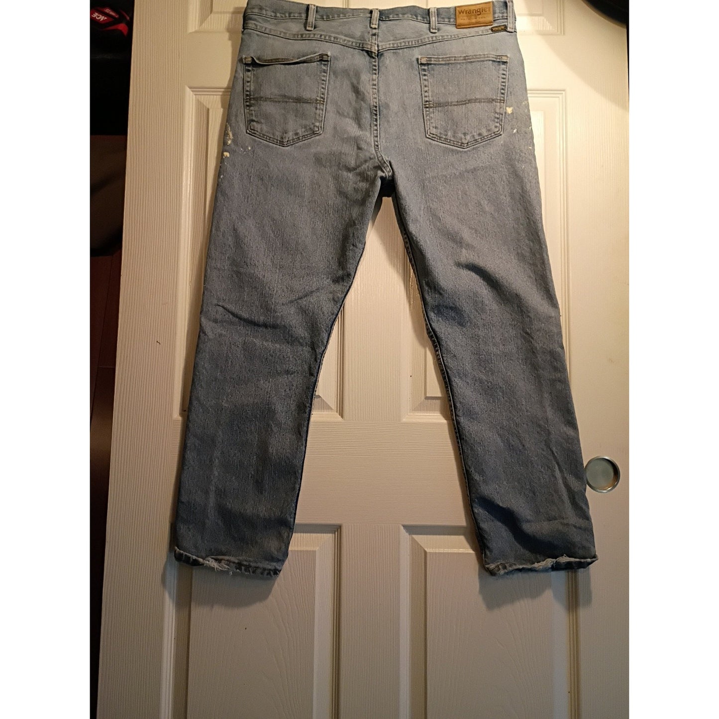 Wrangler Blues Denim Jeans Men's 38x30 Light Medium Wash Distressed Paint C7