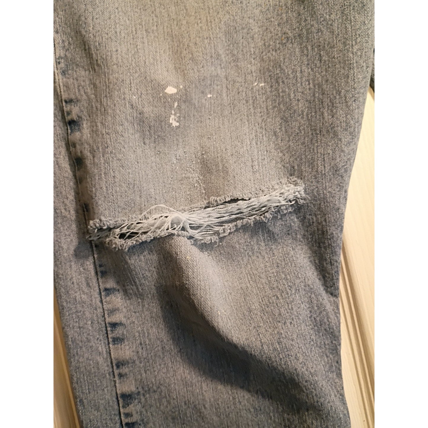 Wrangler Blues Denim Jeans Men's 38x30 Light Medium Wash Distressed Paint C7