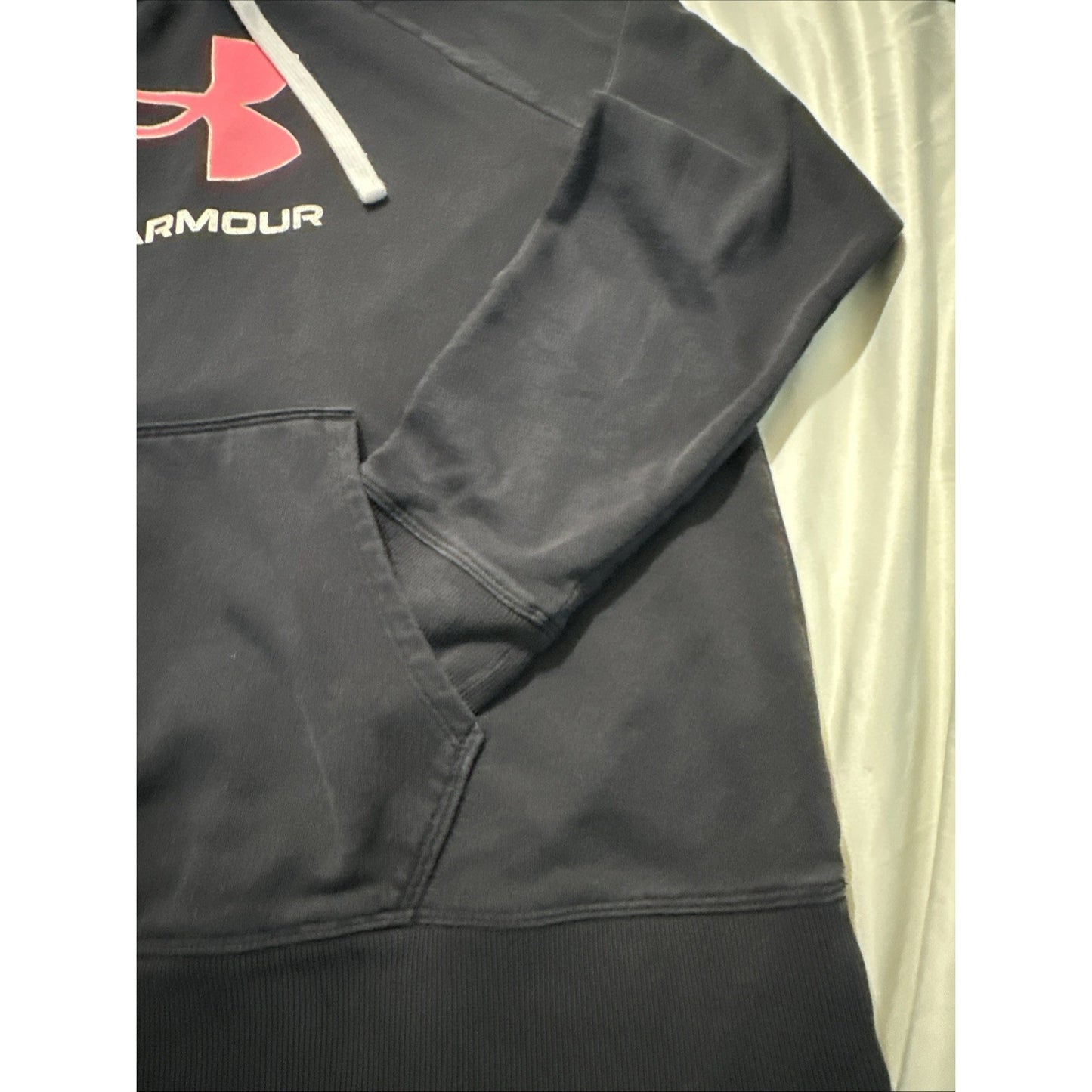 Underarmour Black Hoodie Size XL Pullover Sweatshirt Pink Logo Excellent 1D22