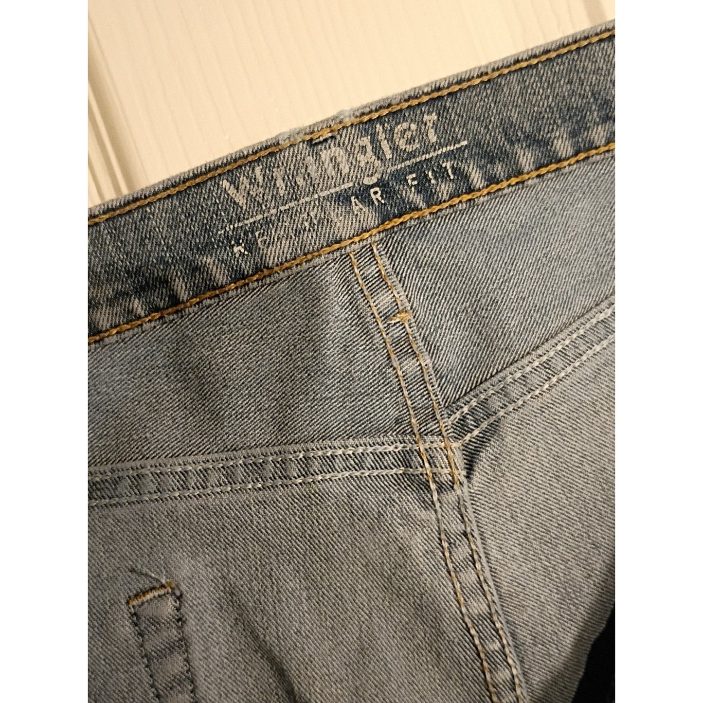 Wrangler Blues Denim Jeans Men's 38x30 Light Medium Wash Distressed Paint C7